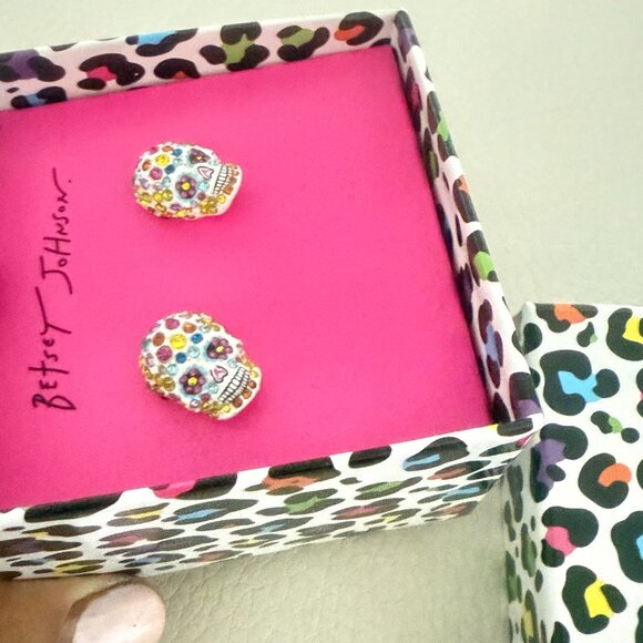 NIB BETSEY JOHNSON WHITE SUGAR SKULL EARRINGS STUD DIA DE LOS MUERTOS HALLOWEEN - Picture 6 of 7